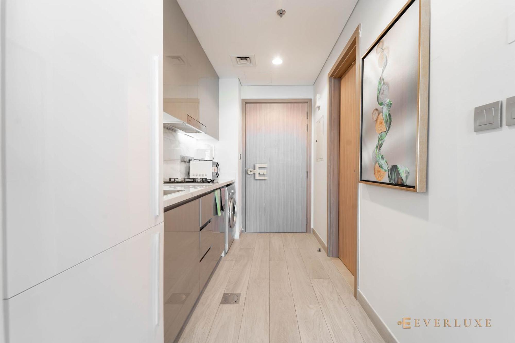 Everluxe Modern Pool View In Al Jaddaf Apartment *